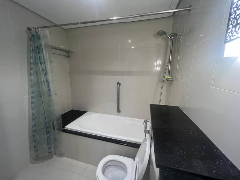 10 WASHROOM BATHTUB. jpeg