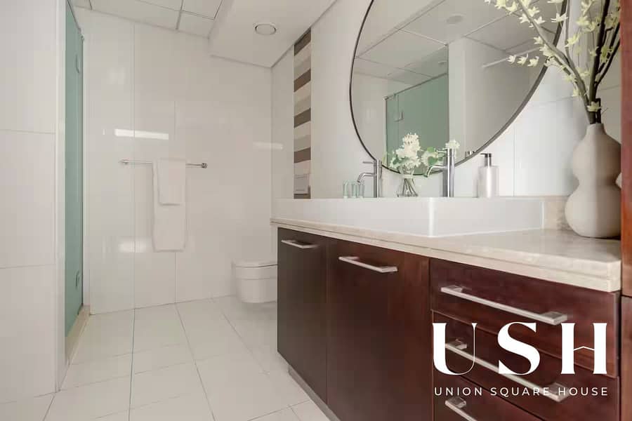 18 En-suite Bathroom. jpg
