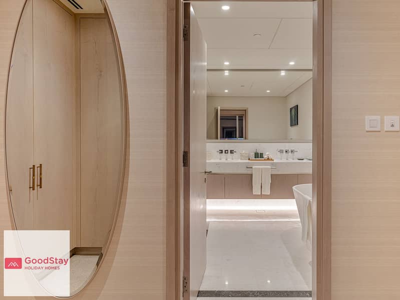 31 Mirror - Cupboard (1 of 2). jpg