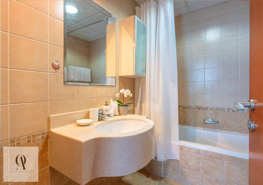 11 Bathroom. jpeg
