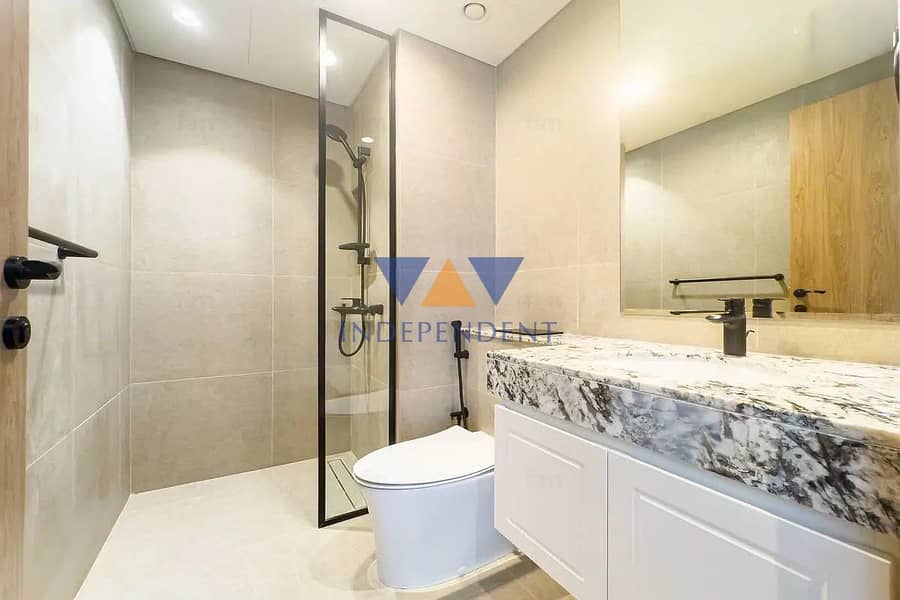 17 Bathroom. jpg