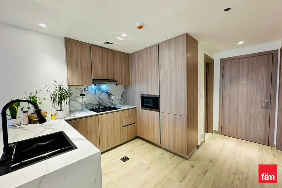 VACANT | BIG STORAGE ROOM | VILLA VIEW - Image 3