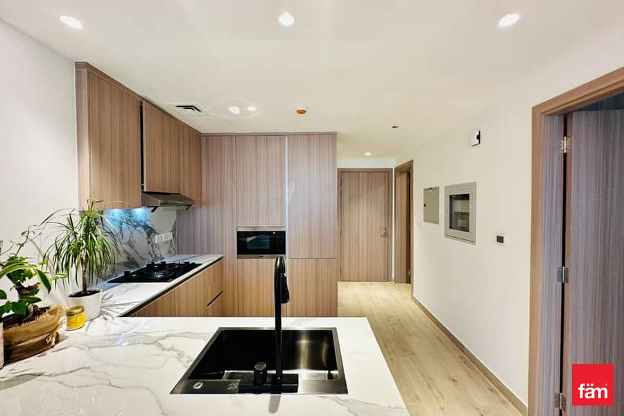 VACANT | BIG STORAGE ROOM | VILLA VIEW - Image 6