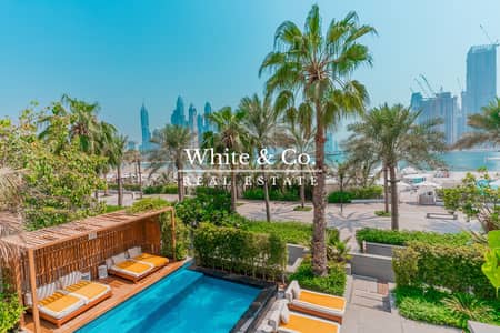 5 Bedroom Apartment for Sale in Palm Jumeirah, Dubai - Luxe Serviced Beach Unit | Pool | Triplex