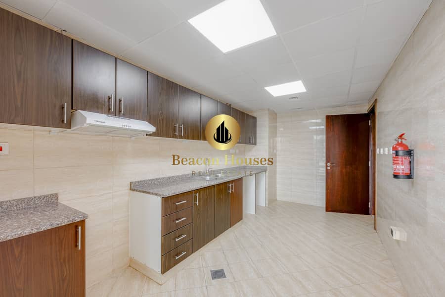 32 Kitchen1. jpg