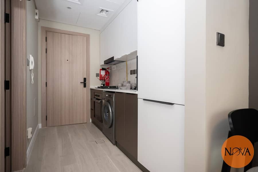 Stylish and fully furnished | 5 Min to Metro | Prime Waterfront Location | Vacant since July - Image 10