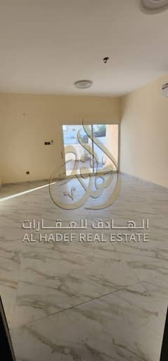 ملحق غرفة خادمة غرفة إضافية واسعة مميزات العقار: مجدد بالكامل سيراميك جديد مطبخ جديد حمامات جديدة مكيفات جديدة جاهز للسكن موقع مميز على شارع عام وقريب