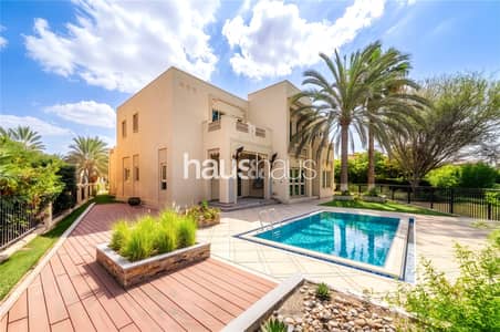 4 Bedroom Villa for Sale in Jumeirah Islands, Dubai - Extendable | Skyline View | Renovation Opportunity