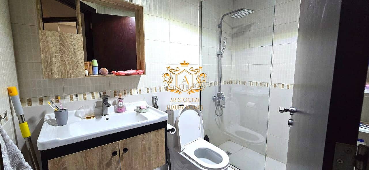 12 Bathroom 04. jpeg