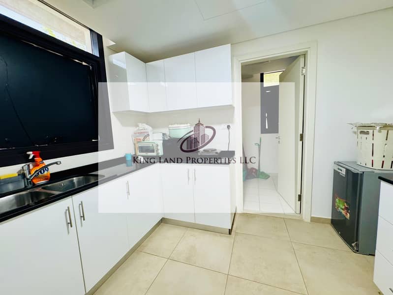4 136739b8-3cbe-440d-b3b1-a3259df5f02e. jpg