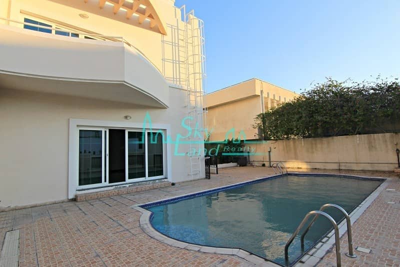 3 Beautiful 4 bed villa with private pool in Jumeirah 1