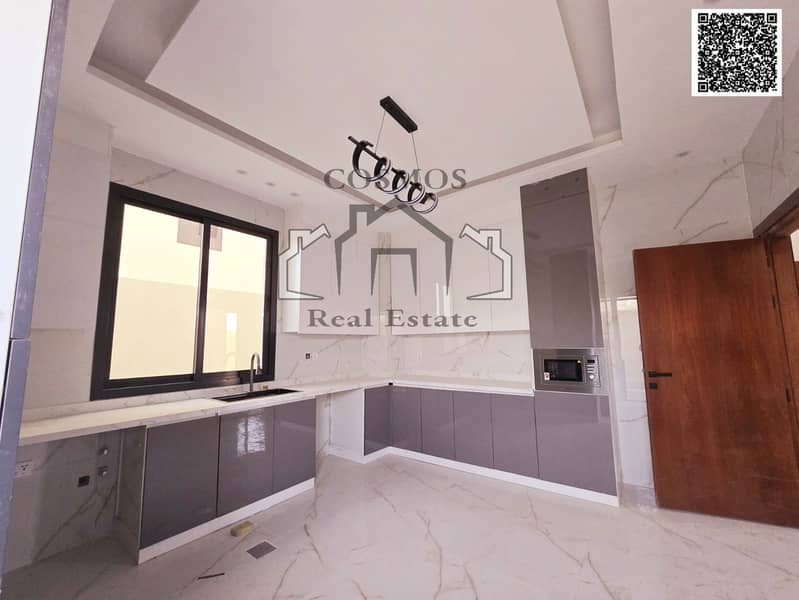 6 4br kitchen. jpeg