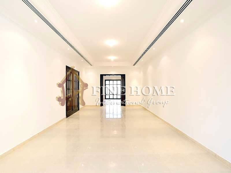 Outstanding 6BR Villa With People Pleasing Balcony Outstanding 6BR Villa With People Pleasing Balcony