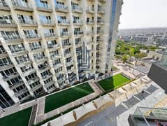 استوديو شاغر في طابق علوي مع مطبخ مجهز