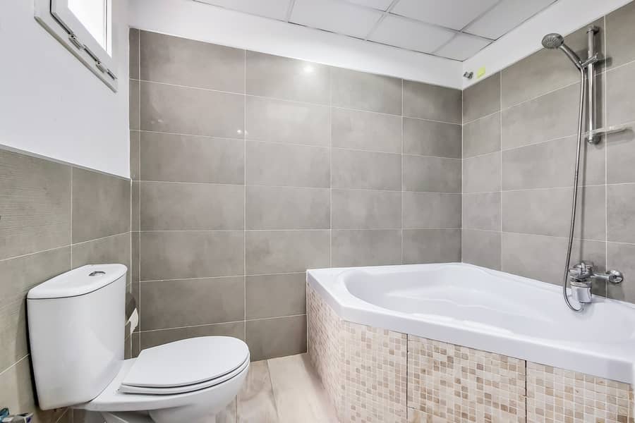 8 27_Main%20Ensuite-0. jpg