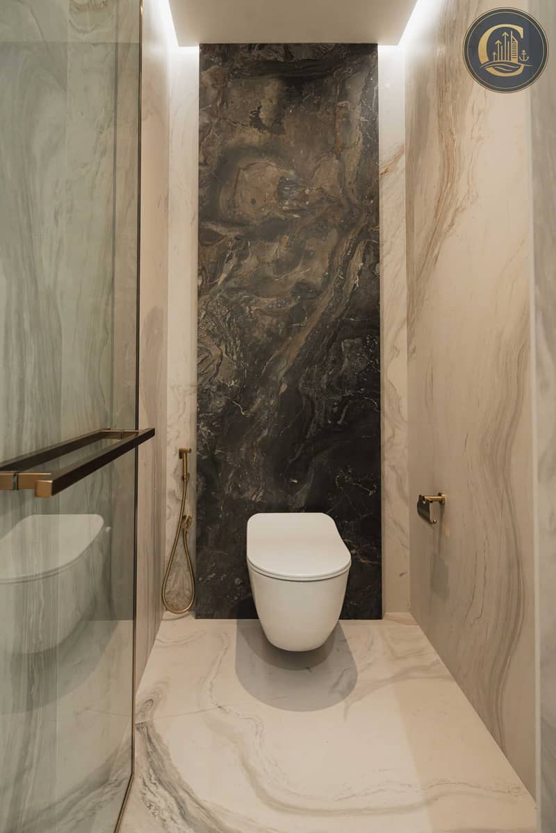 8 Ensuite Toilet. jpg