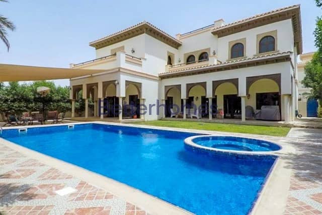 5 Bedrooms Villa in  The Villa