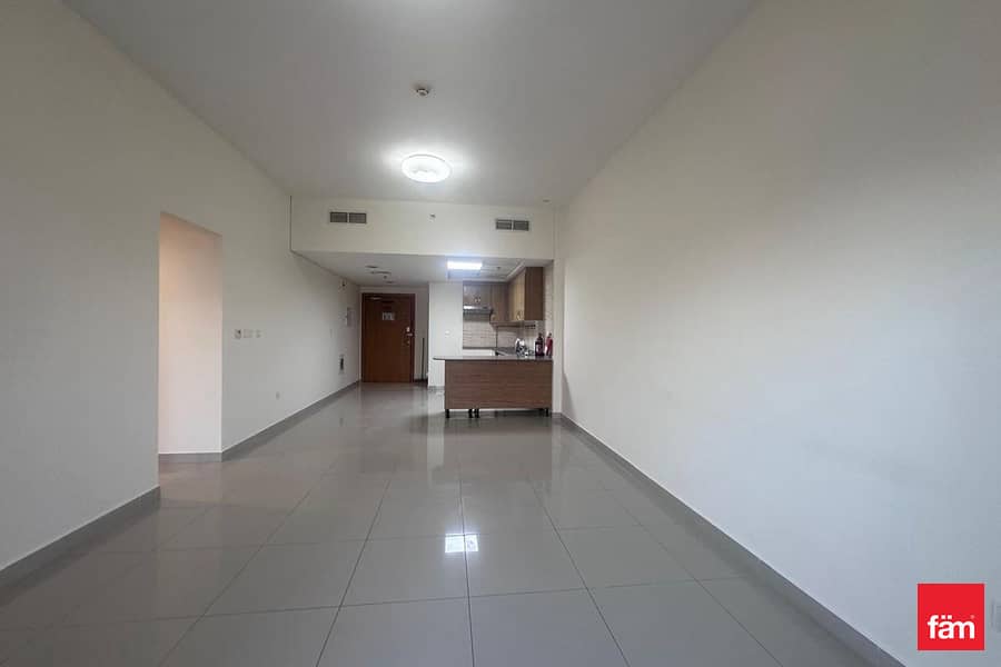 Vacant | Near Metro | Spacious | Bright Vacant | Near Metro | Spacious | Bright