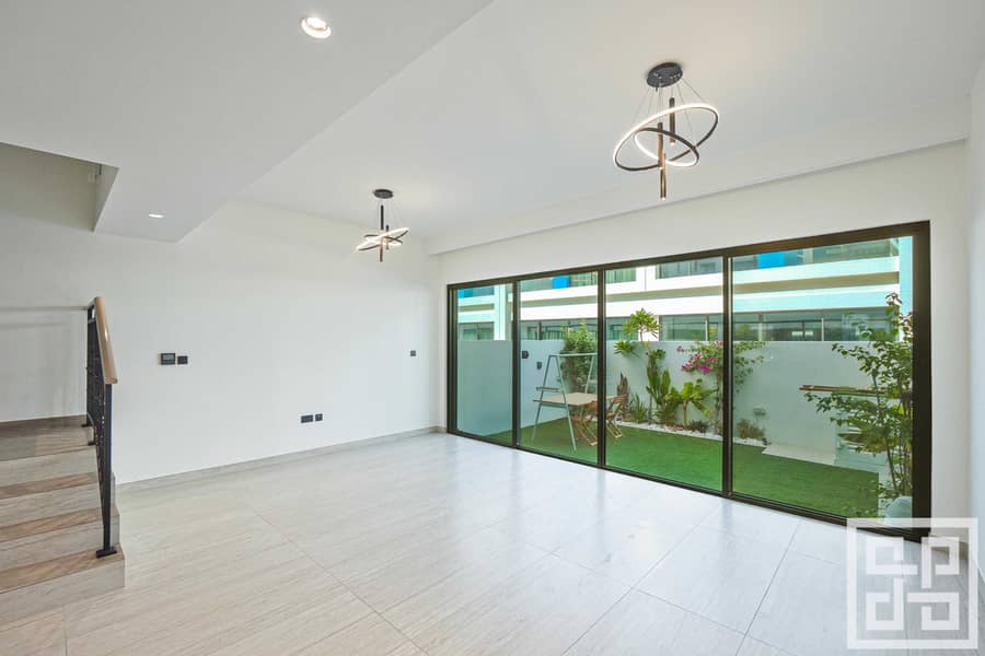 3 08 - Living Area (Garden View). jpg