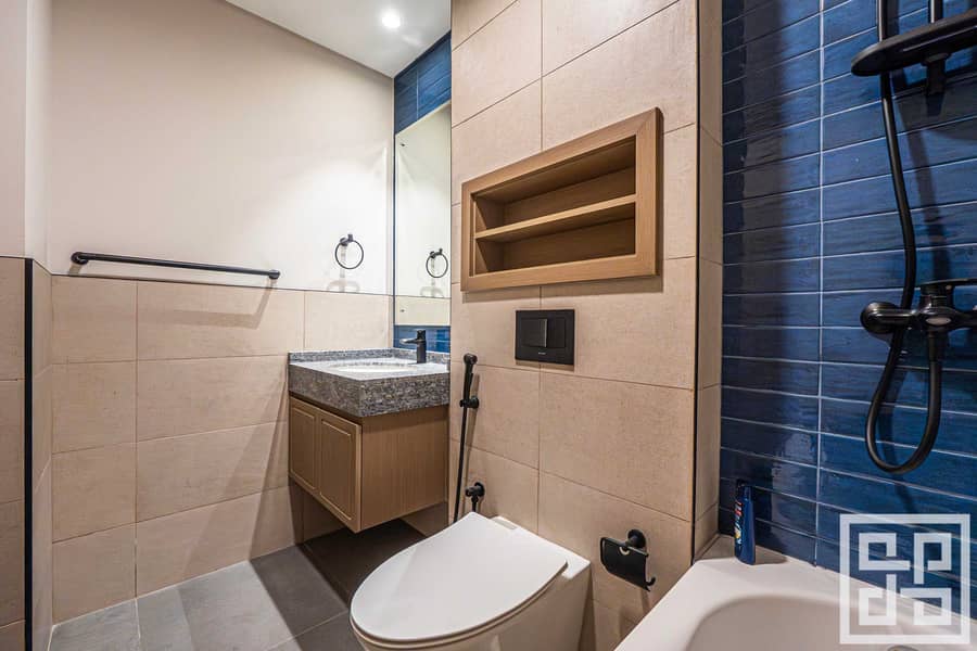 13 15 - Master En-Suite (Angle 2). jpg
