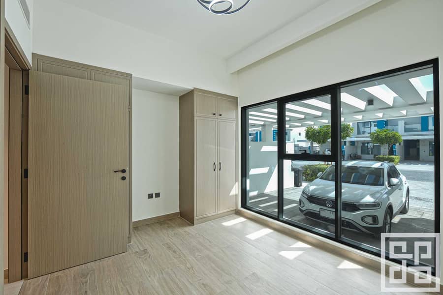 22 24 - Bedroom 5 (Angle 2). jpg