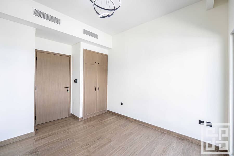 23 25 - Bedroom 5 (Angle 3). jpg