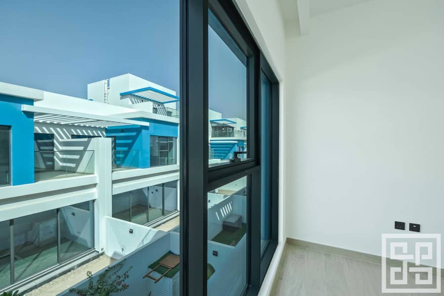 35 38 - Community View (Window). jpg