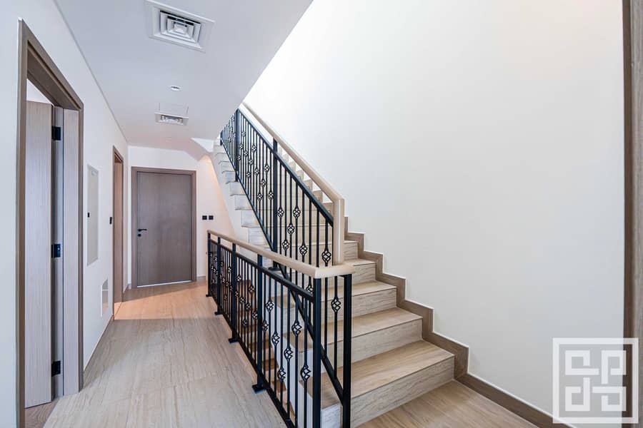 36 39 - Entrance Hallway (Staircase). jpg