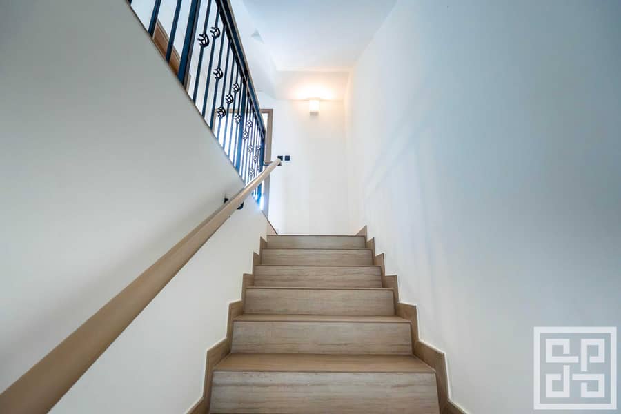 38 41 - Staircase. jpg