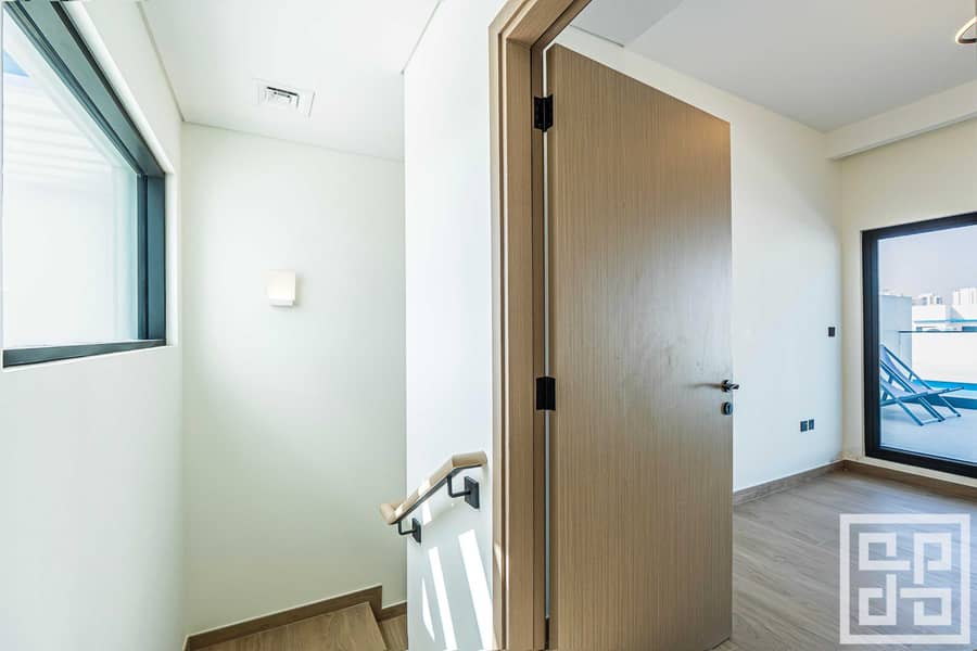 40 43 - Upper Hallway. jpg