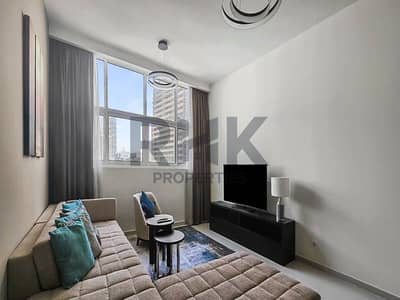 فلیٹ 1 غرفة نوم للايجار في قرية جميرا الدائرية، دبي - Furnished DAMAC apartment living room with sofa, mounted TV and Dubai skyline view فلیٹ 1 غرفة نوم للايجار في قرية جميرا الدائرية، دبي - Furnished DAMAC apartment living room with sofa, mounted TV and Dubai skyline view