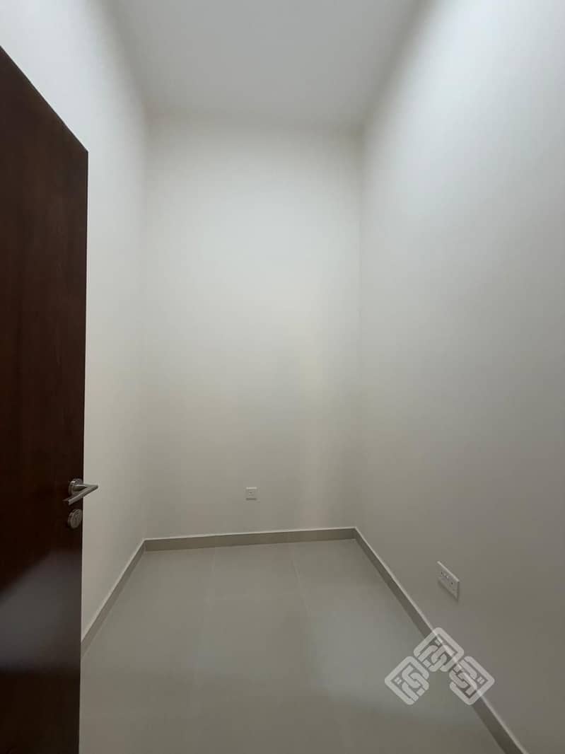 16 7bddd5c9-5d83-48bd-bba0-11b82356e9c4. jpg