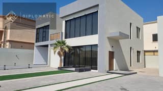فيلا فاخرة جديدة مكونة من 4 غرف نوم مع حديقة خاصه