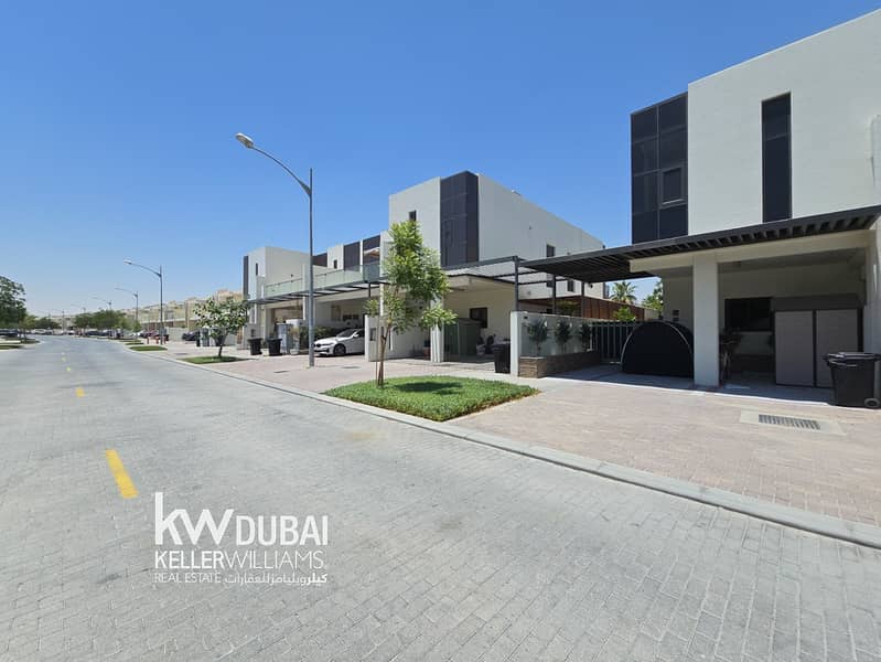 12 Cheques | Single Row | Unfurnished 12 Cheques | Single Row | Unfurnished