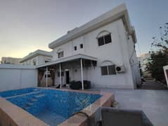 فيلا مساحه كبيره مكونه من طابقين وغرف ماستر مع حمام سباحه مع 4 باركن وجاردن وملحق خارجي مع بلكونه وغرفة خادمه