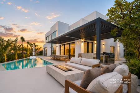 5 Bedroom Villa for Sale in Jumeirah Islands, Dubai - Fully Upgraded | Lake View | Brand New