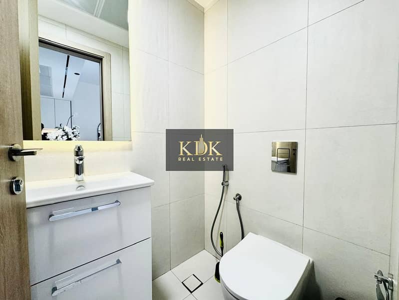 9 2f9928d5-7ea4-4476-8cbd-8b17a7e84ee8. jpg