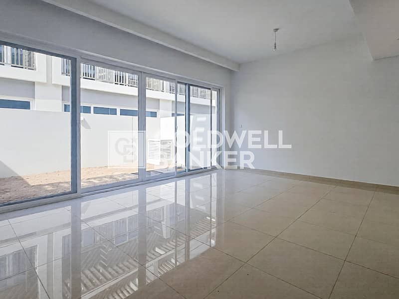 Vacant | Spacious Layout | Family-Friendly Vacant | Spacious Layout | Family-Friendly