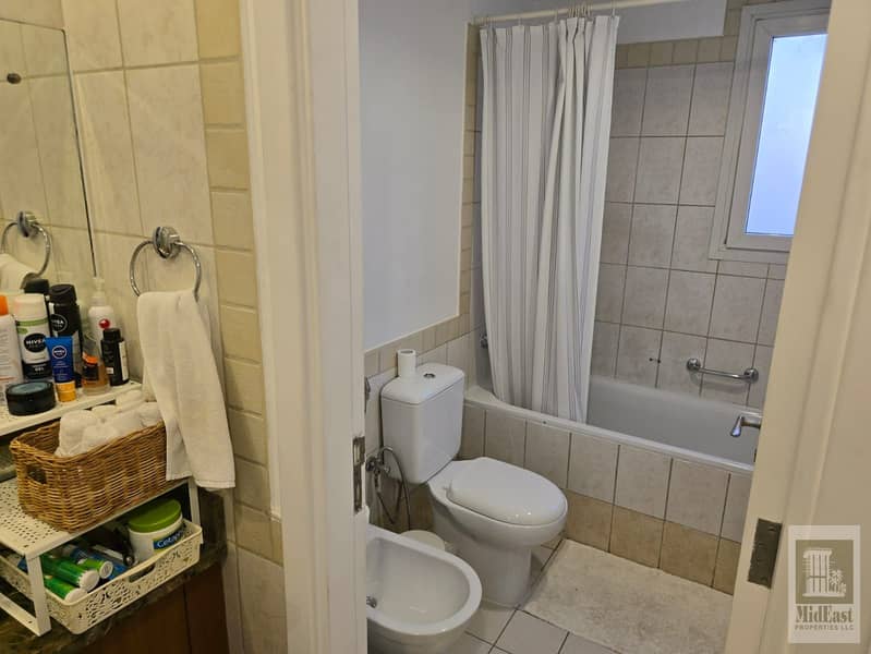 21 19_Bathroom_Bathtub_View. jpg