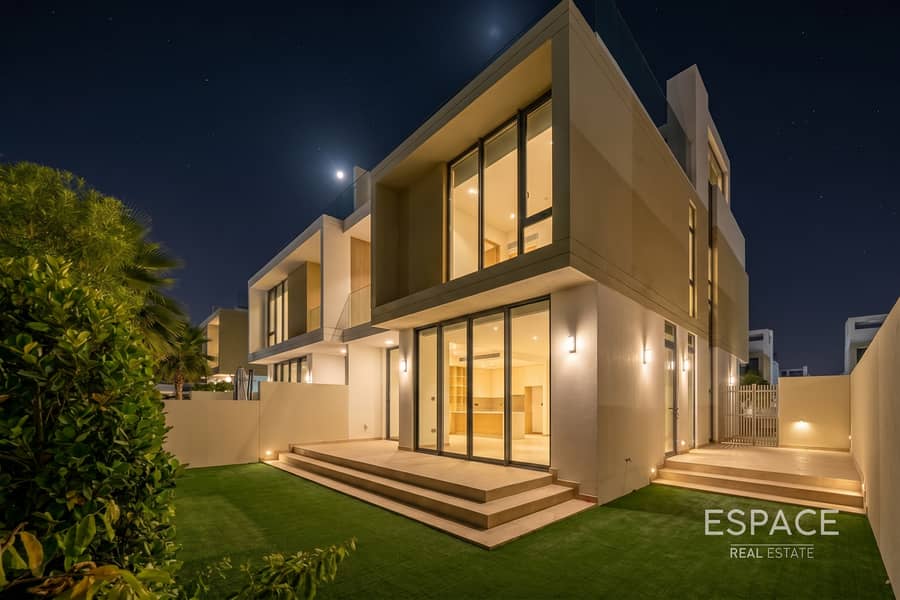 Vacant Now | Open View | Single Row | 3 Bed Vacant Now | Open View | Single Row | 3 Bed