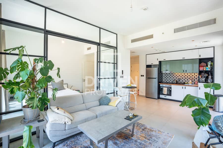 Bright Corner Unit | Open Views | Vacant Now Bright Corner Unit | Open Views | Vacant Now