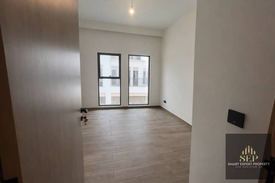 7 Empty room with natural light. png