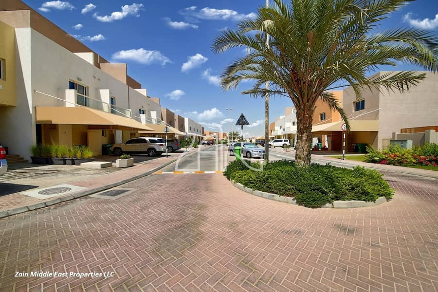 Well Maintained 3 BR Villa with Private Garden Well Maintained 3 BR Villa with Private Garden