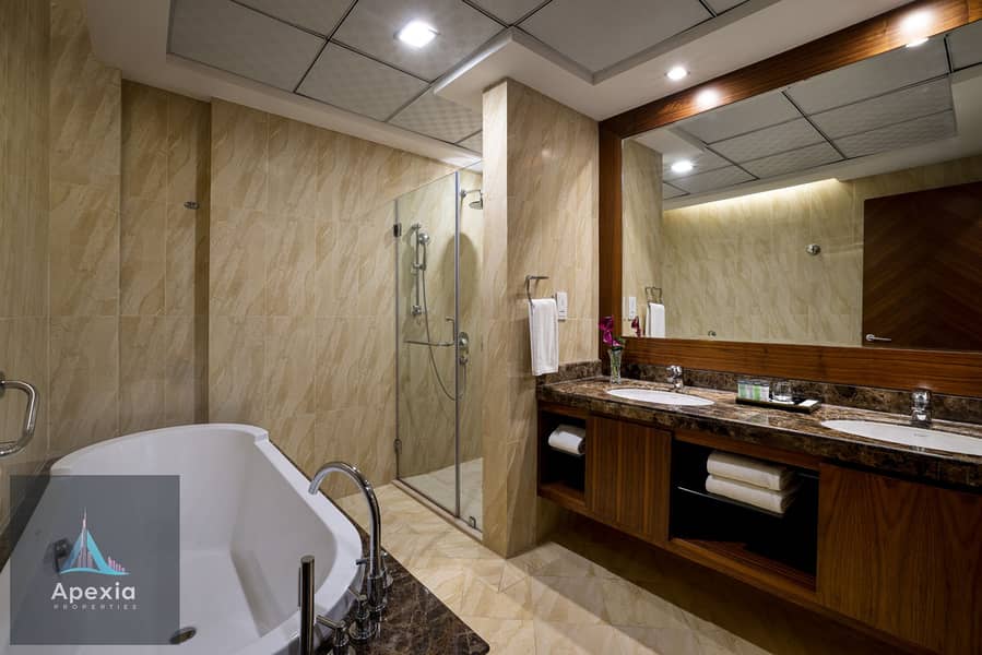 6 Premier Three Bedroom Penthouse_MB Bathroom. jpg
