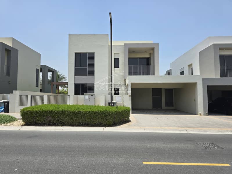 Ready To Move-In 4BR Spacious Modern Villa Ready To Move-In 4BR Spacious Modern Villa