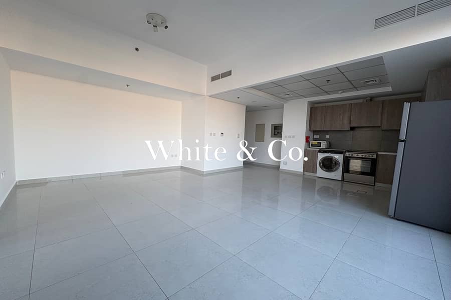 LARGE LAYOUT | CORNER UNIT | UNFURNISHED LARGE LAYOUT | CORNER UNIT | UNFURNISHED