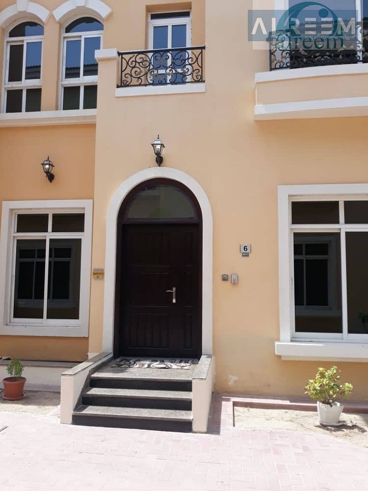2 4 bed + Maid room Neat Compound Villa for rent