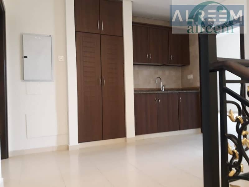 19 4 bed + Maid room Neat Compound Villa for rent