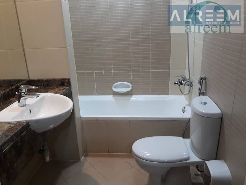 25 4 bed + Maid room Neat Compound Villa for rent