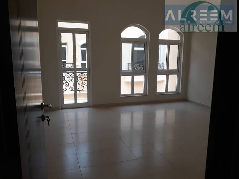 30 4 bed + Maid room Neat Compound Villa for rent